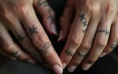 Tatouage sur les doigts : audace, minimalisme et défis singuliers